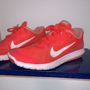 Nike coral popping shoes
